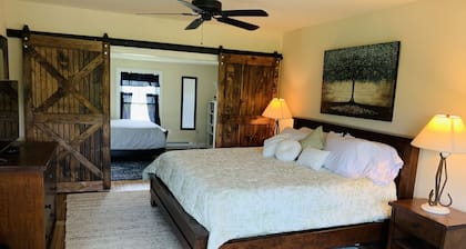 The Farmhouse - 2 ml from Colgate, king bed, family friendly, sleeps 10