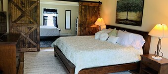 The Farmhouse - 2 ml from Colgate, king bed, family friendly, sleeps 10