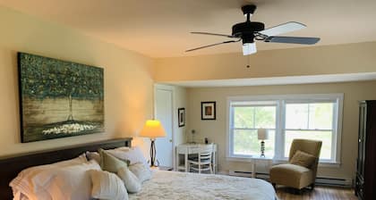 The Farmhouse - 2 ml from Colgate, king bed, family friendly, sleeps 10
