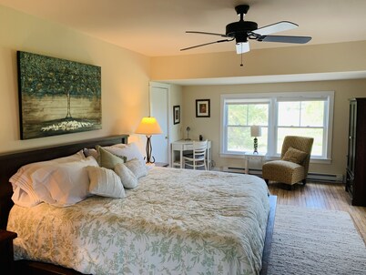 The Farmhouse - 2 ml from Colgate, king bed, family friendly, sleeps 10