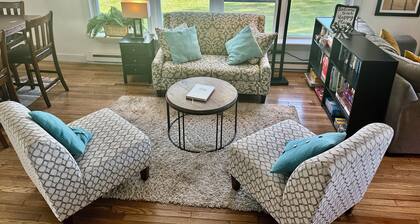 The Farmhouse - 2 ml from Colgate, king bed, family friendly, sleeps 10