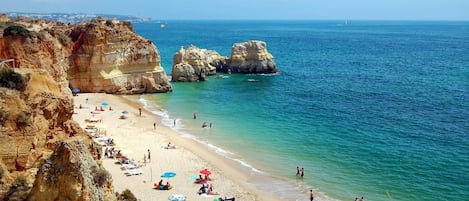 Una spiaggia nelle vicinanze