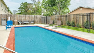 Una piscina al aire libre de temporada