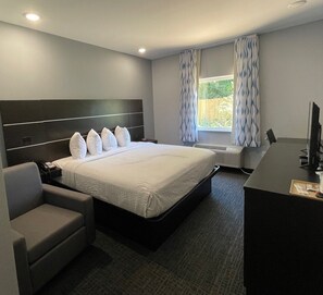 デスク、アイロン / アイロン台、WiFi (無料)、ベッドシーツ