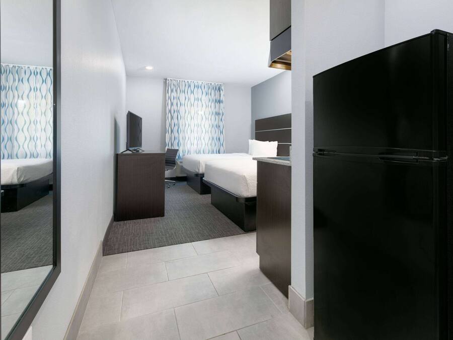 Escritorio, tabla de planchar con plancha, wifi gratis y ropa de cama