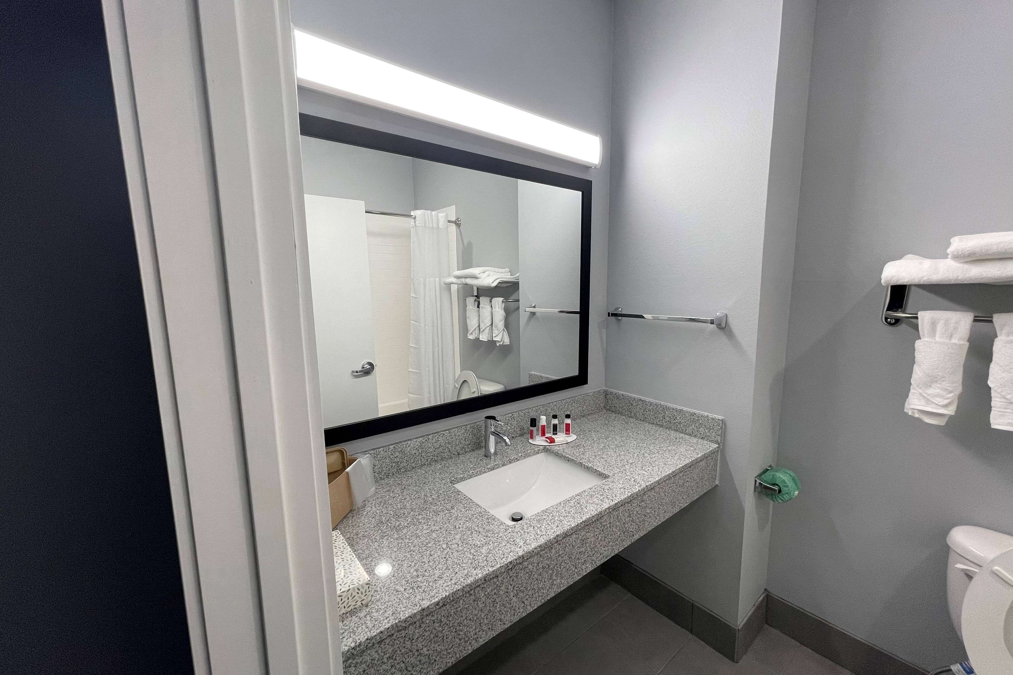 Đồ dùng nhà tắm miễn phí, khăn tắm 