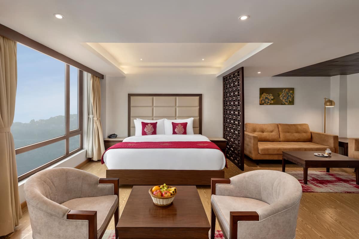 Executive Room, 1 King Bed, Valley View | Pillowtop beds, minibar, in-room safe, desk