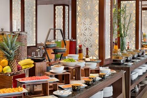 Melayani sarapan, makan siang, dan makan malam