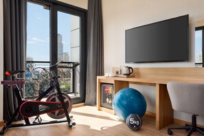 客房, 1 张特大床 (Fitness Room) | 迷你吧、客房内保险箱、办公桌、笔记本电脑工作区