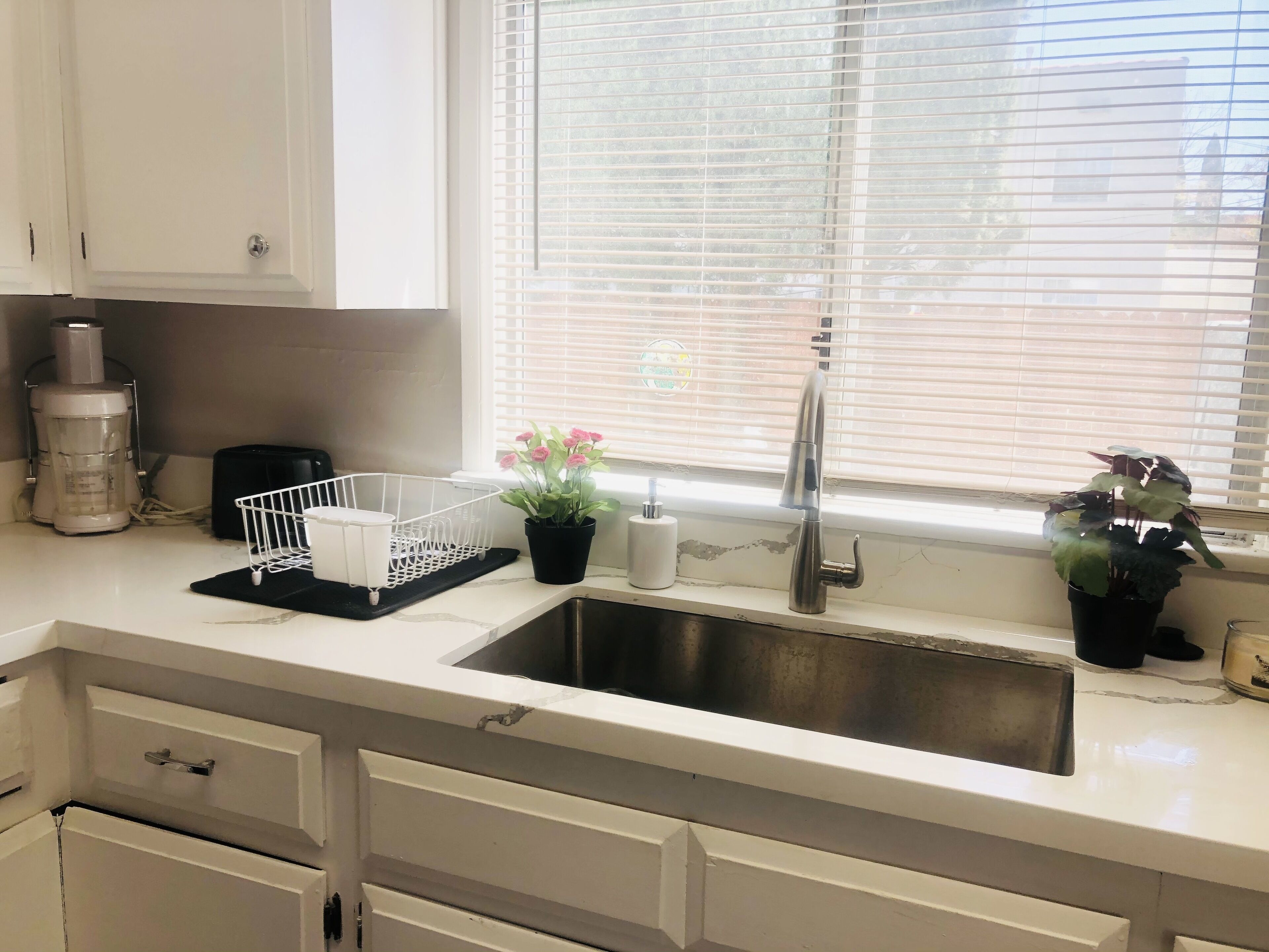 Location 4bedroom/1.5bHome BLOCK FROM SUNSET STRIHOLLYWOOD FREE PARKING/BACKYARD