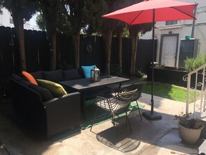 Outdoor dining - House 4bedroom/2ba Home BLOCK FROM SUNSET STRIP HOLLYWOOD FREE PARKING/BACKYARD (Los Angeles)
