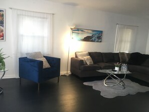 TV, stereo - House 4bedroom/2ba Home BLOCK FROM SUNSET STRIP HOLLYWOOD FREE PARKING/BACKYARD (Los Angeles)