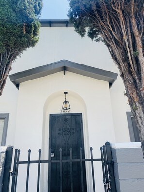 Exterior detail - House 4bedroom/2ba Home BLOCK FROM SUNSET STRIP HOLLYWOOD FREE PARKING/BACKYARD (Los Angeles)