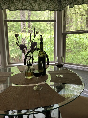 Tami's Hideaway - Nature and Comfort at this Private Asheville Getaway