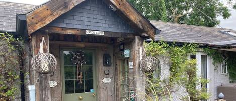 تفاصيل الفندق من الخارج