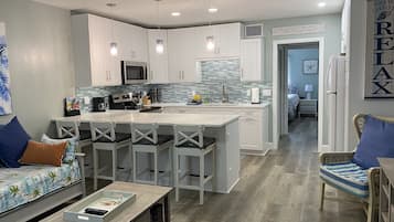 Réfrigérateur, four à micro-ondes, un four, surface de cuisson