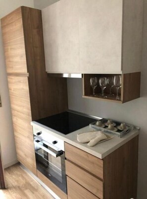 Four, plaque de cuisson, cafetière/bouilloire, bouilloire électrique