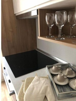 Horno, parrilla de estufa, cafetera y tetera y tetera eléctrica 
