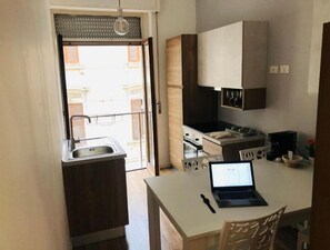Oven, stovetop, coffee/tea maker, electric kettle