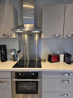 Kühlschrank, Mikrowelle, Ofen, Herdplatte