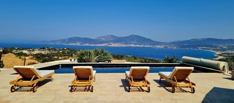 Splendid lower air-conditioned villa of 70m2 with its sea view terrace of 48m²