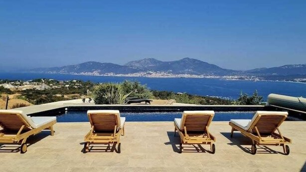 A poolside area with lounge chairs and a view of the sea and mountains. - Superb ground‑floor villa, 70 m², terrace with sea view & private pool (Grosseto-Prugna)