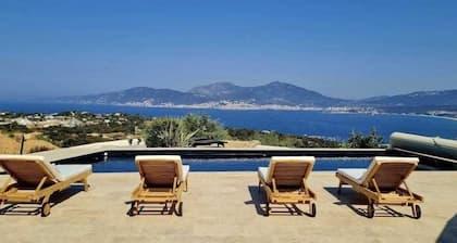 Superb ground‑floor villa, 70 m², terrace with sea view & private pool