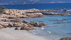 A rocky beach with clear blue water and distant mountains. - Superb ground‑floor villa, 70 m², terrace with sea view & private pool (Grosseto-Prugna)