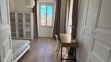 3 Schlafzimmer, Schreibtisch, Bügeleisen/Bügelbrett, WLAN