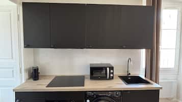 Fridge, oven, stovetop, electric kettle