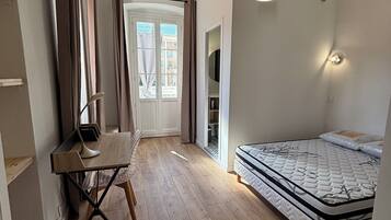 2 dormitorios, escritorio, tabla de planchar con plancha y wifi