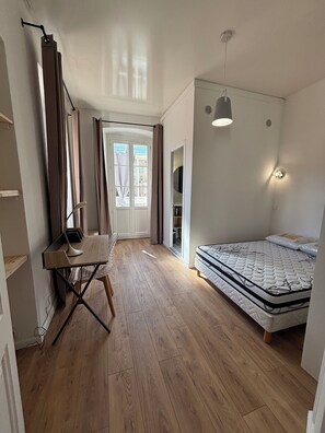 2 bedrooms, desk, iron/ironing board, WiFi