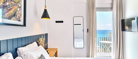 Habitación doble Deluxe, vista al mar | Caja de seguridad en la habitación y insonorización