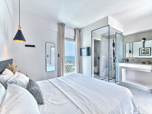 Habitación Deluxe doble, vistas al mar | Caja fuerte, sistema de insonorización, tabla de planchar con plancha