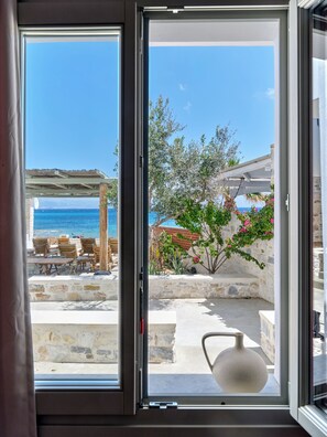 Habitación doble, vistas al mar | Caja fuerte, sistema de insonorización, tabla de planchar con plancha