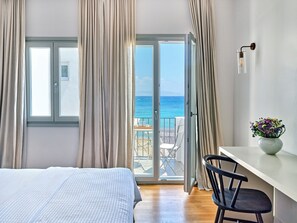 Deluxe tweepersoonskamer, uitzicht op zee | Een kluis op de kamer, geluiddichte muren, een strijkplank/strijkijzer