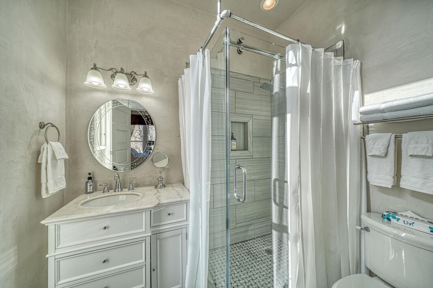 淋浴设施、吹风机、毛巾