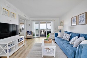 Smart-TV, DVD-spiller, musikkbibliotek og stereoanlegg