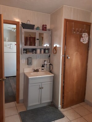 Doccia, asciugacapelli, sapone, carta igienica