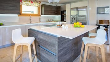 Frigorífico, microondas, horno y placa de cocina