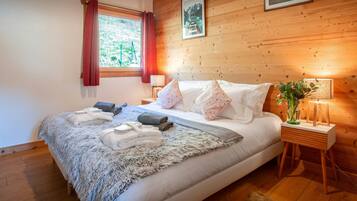 7 bedrooms, iron/ironing board, WiFi, bed sheets