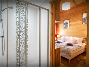 Bathtub, hair dryer, towels - Chalet Levant Blanc - ski home for 14, games room & views - OVO Network (Seytroux)