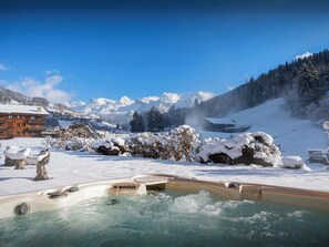 Outdoor spa tub - Chalet Ibusta - ski-in ski-out base for 10, sauna & hot tub - OVO Network (Le Grand-Bornand)