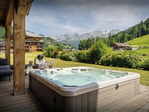 Terrace/patio - Chalet Ibusta - ski-in ski-out base for 10, sauna & hot tub - OVO Network (Le Grand-Bornand)
