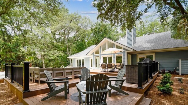 Une terrasse dotée de mobilier d’extérieur et d’un patio couvert.