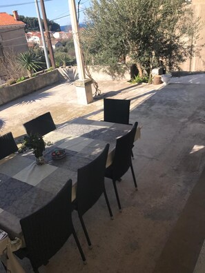 تناول الطعام بالخارج