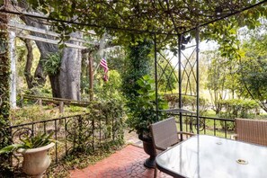 Outdoor dining - Cottages @ Lake Ella - Bungalow 1bd1b/kitchen (Tallahassee)