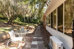 Outdoor dining - Cottages @ Lake Ella - Bungalow 1bd1b/kitchen (Tallahassee)