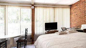 1 bedroom, desk, WiFi, bed sheets