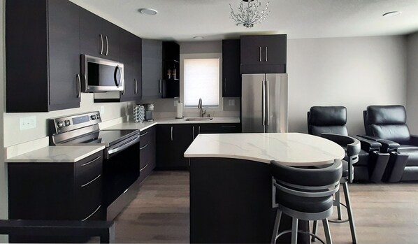 ثلاجة، ميكروويف، فرن، موقد طهي مسطح